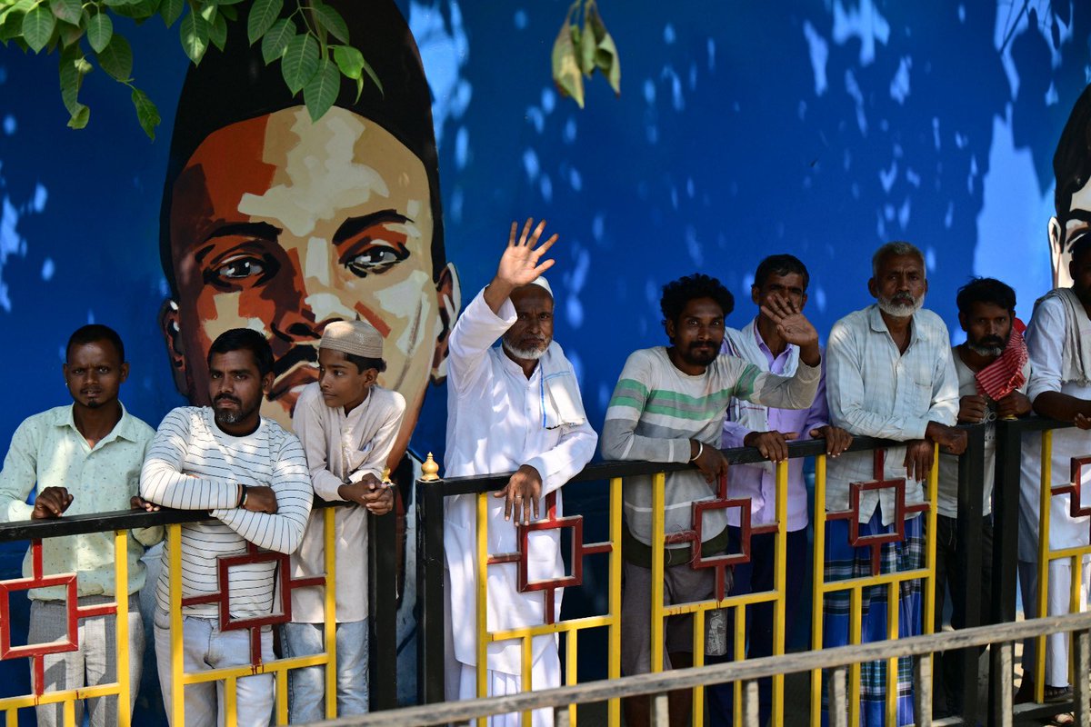 RoopDarak's tweet photo. Have you ever seen such a craze amongst the Muslim population for PM Modi? https://t.co/4gBLPLBOcr