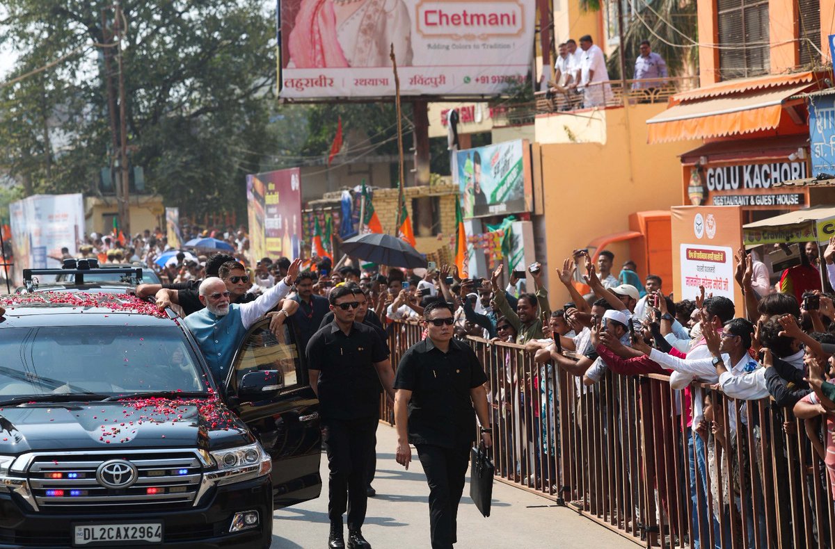 RoopDarak's tweet photo. Have you ever seen such a craze amongst the Muslim population for PM Modi? https://t.co/4gBLPLBOcr