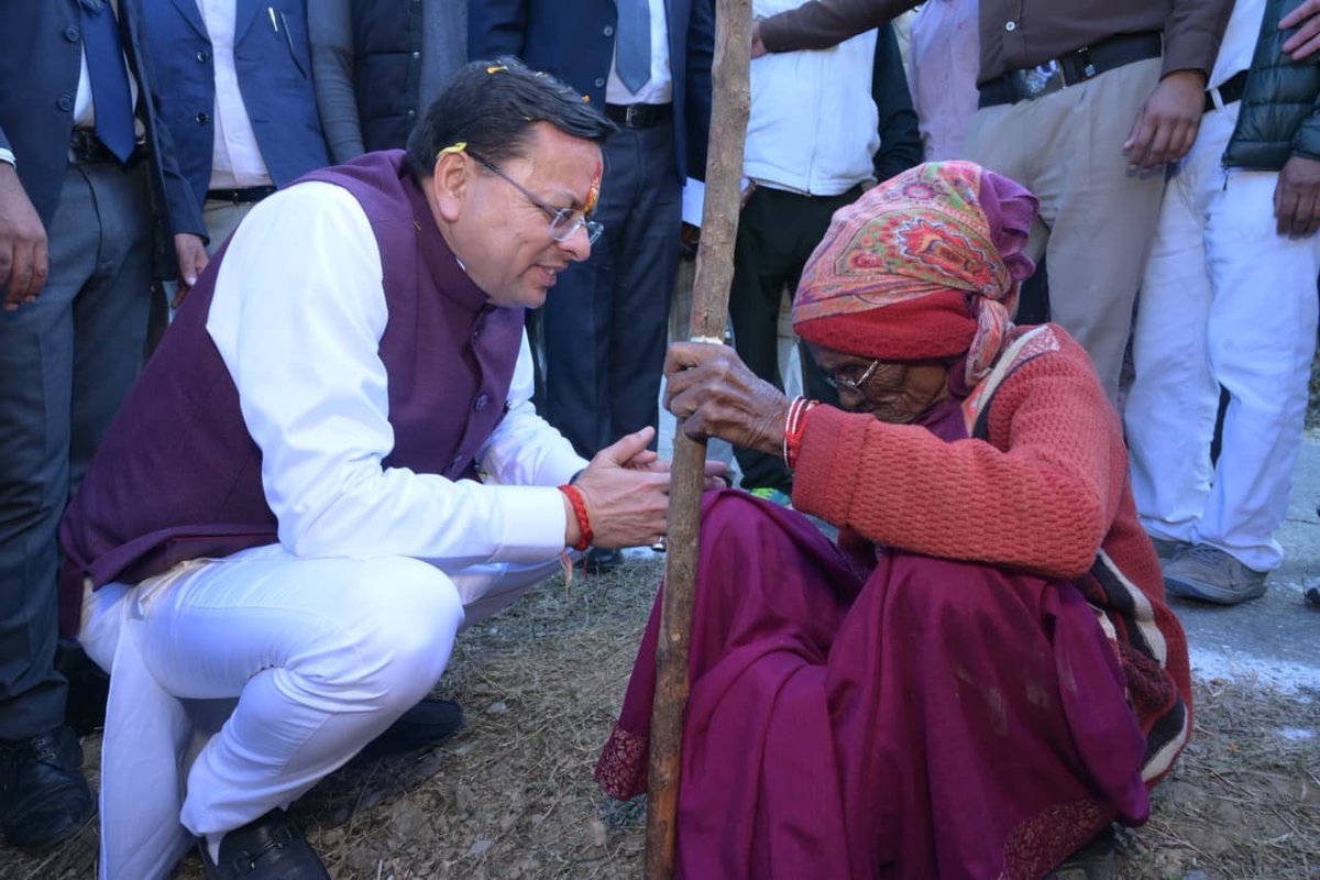 ukcmo's tweet photo. मुख्यमंत्री श्री पुष्कर सिंह धामी आज अपने एक दिवसीय जनपद पिथौरागढ़ भ्रमण के दौरान अपने पैतृक गांव हड़खोला पहुंचे। गांव पहुंचने पर स्थानीय लोगों एवं जनप्रतिनिधियों ने उनका स्वागत किया। इस अवसर पर मुख्यमंत्री की धर्मपत्नी श्रीमती गीता धामी भी मौजूद रहीं।

मुख्यमंत्री श्री पुष्कर सिंह धामी एवं श्रीमती गीता धामी ने पैतृक गांव हड़खोला स्थित श्री हरि चंद देवता मंदिर में परिवार सहित विधि-विधान से पूजा-अर्चना कर देवता का आशीर्वाद प्राप्त किया। उन्होंने प्रदेश की सुख-समृद्धि, खुशहाली एवं निरंतर प्रगति की कामना की। 

अपने पैतृक गांव पहुंचकर मुख्यमंत्री श्री धामी ने स्थानीय ग्रामीणों, जनप्रतिनिधियों, बच्चों एवं बुजुर्गों से मुलाकात की और उनका कुशलक्षेम जाना। उन्होंने ग्रामीणों से  संवाद कर उनके हालचाल पूछे तथा बुजुर्गों का आशीर्वाद प्राप्त किया।

इस अवसर पर स्थानीय जनप्रतिनिधि, विभिन्न विभागों के अधिकारी एवं स्थानीय नागरिक उपस्थित रहे।