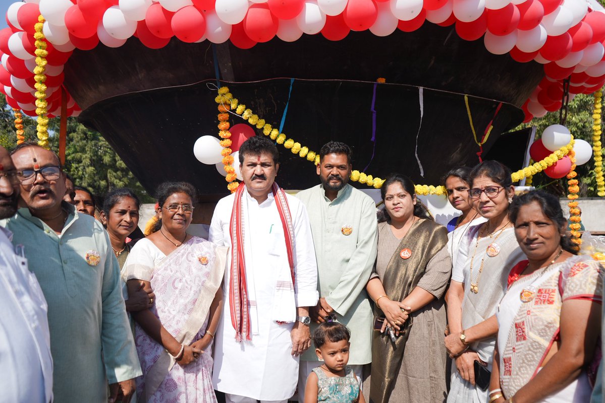 SanjayDRathods's tweet photo. पुढील वाटचालीसाठी शुभेच्छा दिल्या.

यवतमाळच्या खाद्यसंस्कृतीची आणि परंपरेची वेगळी ओळख जपणारा हा उपक्रम निश्चितच अभिमानास्पद आहे. आपल्या यवतमाळची ही खास चव आता जागतिक स्तरावर पोहोचावी आणि यवतमाळच्या शिरपेचात मानाचा तुरा रोवला जावा, ही सदिच्छा! [2/2]

#yavatmal #budhichachivda https://t.co/sP2GAvvB7n