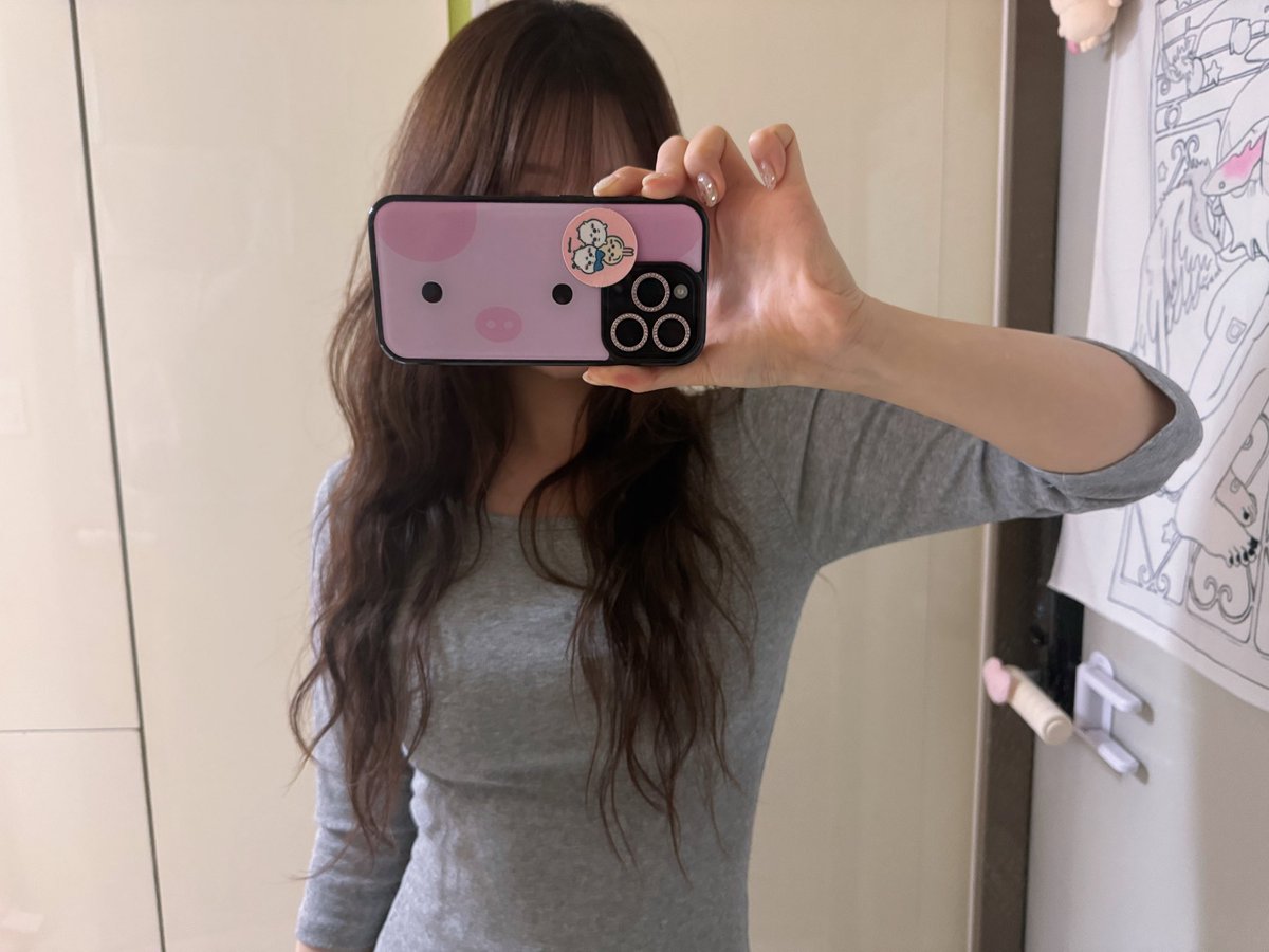 pudingdesuka's tweet photo. 엄청나게 귀여운 돼지 케이스를 선물받음...🐖👩🏻‍❤️‍💋‍👩🏻 https://t.co/vaCOnd3ms1