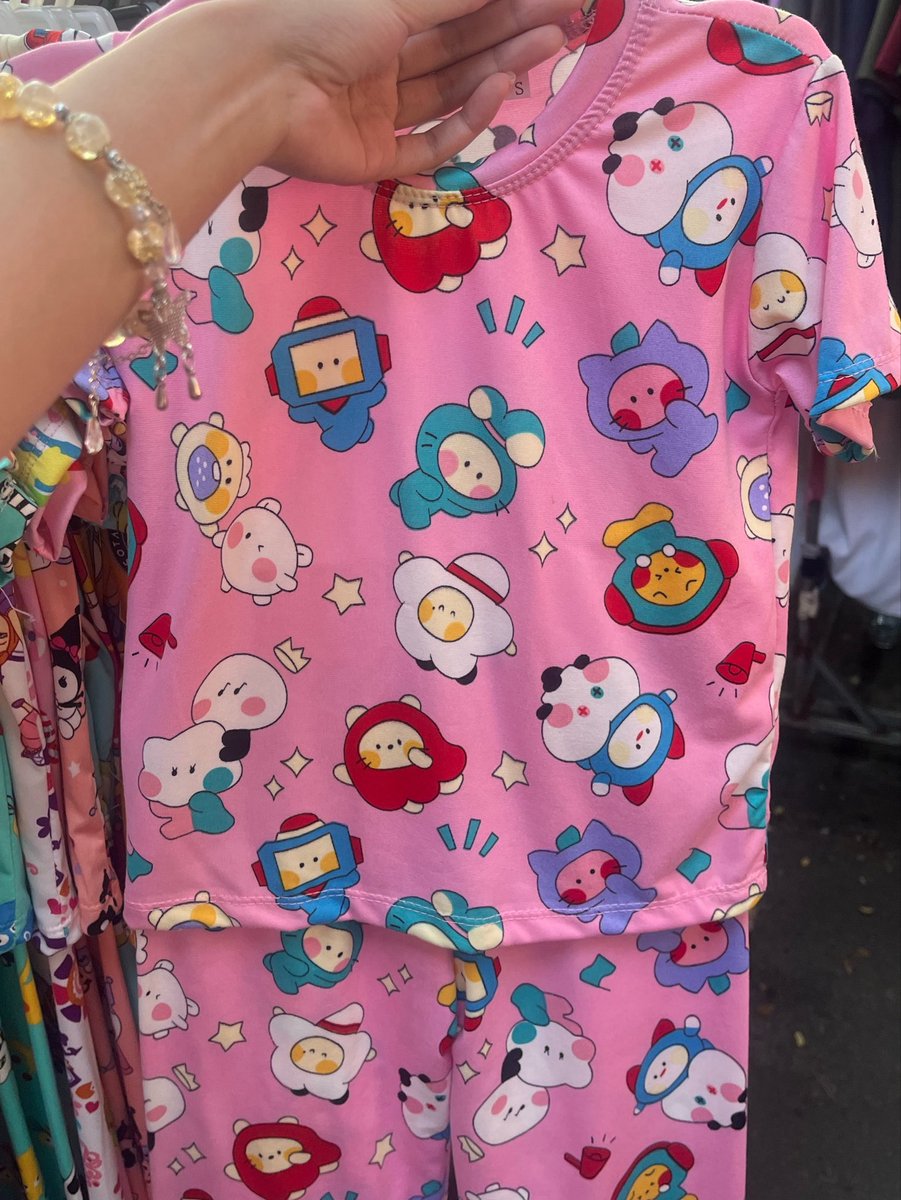 lovesickeu's tweet photo. look what i found at taytay tiangge!! sobrang cute huhu kaso walang adult size https://t.co/etu9LuJshP