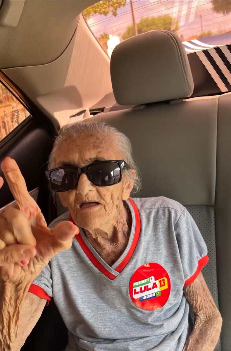 Caiodiogenes2's tweet photo. A avó da minha amiga a mais de 20 que não vota, nesse turno veio votar, que Deus nos abençoe ❤️🫶⭐️ https://t.co/d1Fc2fiSDK