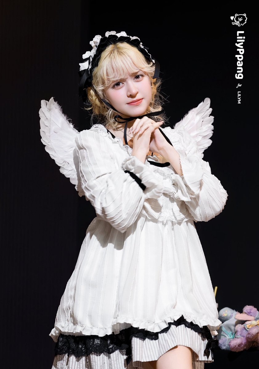 earthforLILY's tweet photo. 아니 릴리라는여자 대체 뭐길래 
여자의 천사도 되고 여자의 악마도 되는거냐
ㄹㅇ안믿겨서 두눈 닦고 다시 봄 https://t.co/KuBhC0lxZu