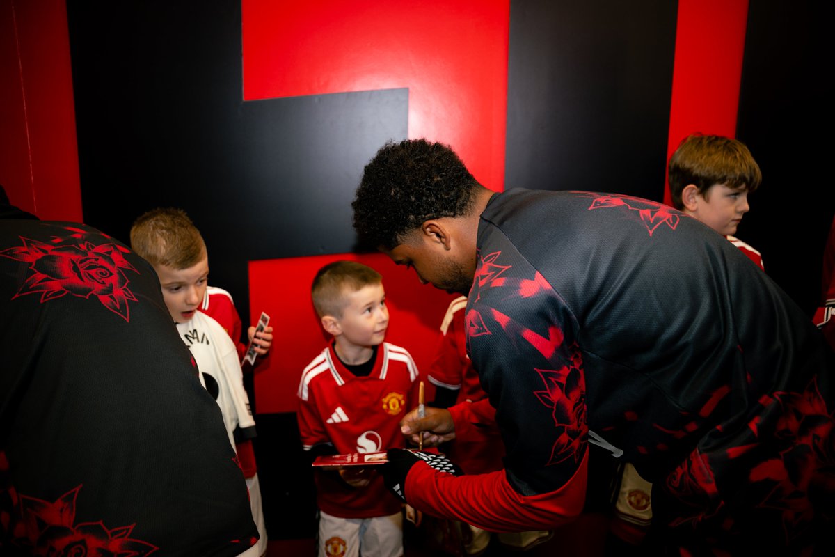 ManUtd's tweet photo. Making memories for today's mascots ✍️❤️ https://t.co/OHtLv0raw8