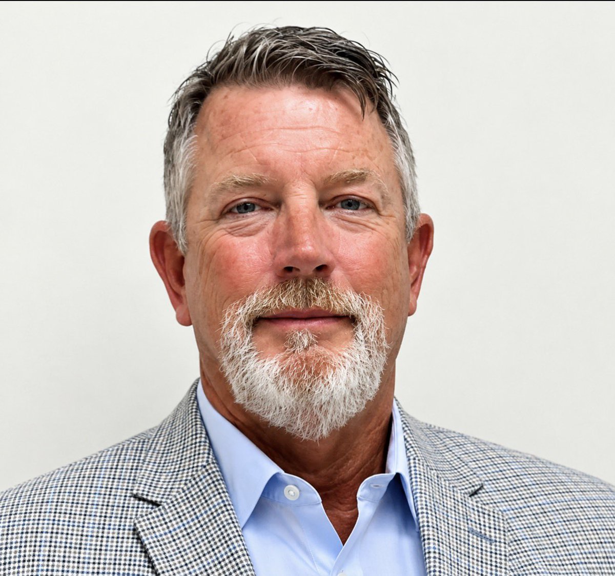 RTConfiance's tweet photo. C’est l’organisation humanitaire Hero Client Rescue, dirigée par #ScottReece, un ancien responsable de la sécurité au Département d’État américain, qui a été sollicitée samedi après-midi pour récupérer les dépouilles présumées des quatre militaires salvadoriens portés disparus à Santo depuis six jours. D’après le @nytimes, cette structure spécialisée dans l’évacuation médicale, financée par les États-Unis et basée en Haïti, a pris en charge la récupération des corps dans un lieu tenu secret de la capitale. Les dépouilles ont ensuite été acheminées vers l’aéroport international, où elles devaient être remises à une délégation militaire salvadorienne arrivée dans le pays vendredi. Scott Reece a précisé que son équipe était intervenue à la demande des autorités, en tant que structure médicale humanitaire neutre, pour procéder à la récupération des restes humains.  @nayibbukele avait déjà réagi sur ce dossier( https://t.co/W2csPv0xx9)