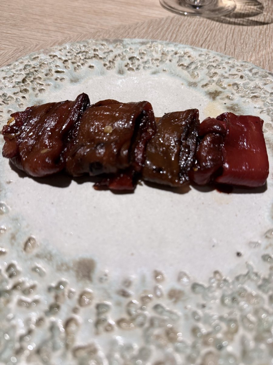 mapessini's tweet photo. Mero del Cantábrico con su pil pil acompañado de unos fabulosos pimientos asados. Enorme los postres (flan de huevo y tarta de chocolate). https://t.co/Vad0PLqdtY