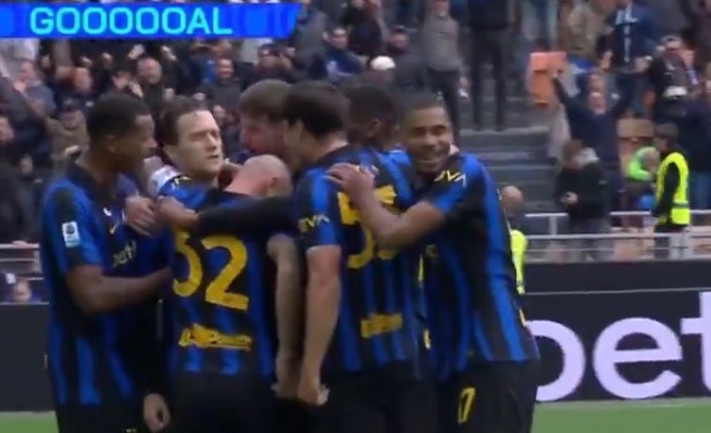 TouchlineX's tweet photo. Inter 2–1.

ZIELINSKI COMPLETES THE COMEBACK AGAINST FIORENTINA, GOAAAALLLLL!!!!!! FROM 0-1 DOWN TO WINNING 2-1 IN JUST 6 MINUTES, INSANE!!!! 🌟🌟 https://t.co/iQWXY53yUV