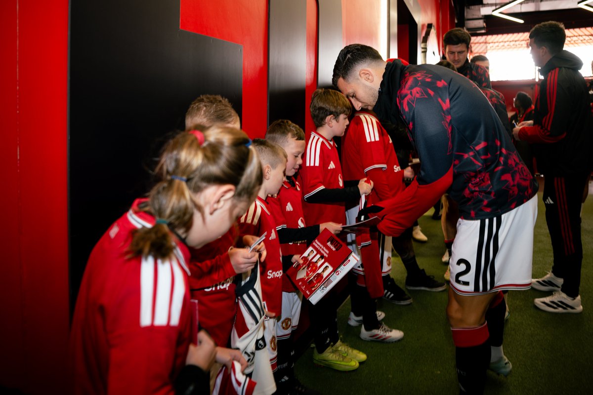 ManUtd's tweet photo. Making memories for today's mascots ✍️❤️ https://t.co/OHtLv0raw8