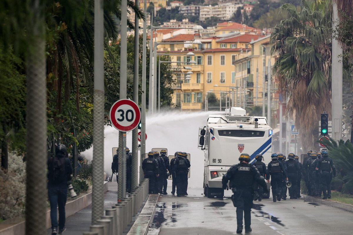 le_Parisien's tweet photo. 24 octobre à Nice : 11 personnes issues de l’ultra-droite en garde à vue, des masques et des matraques retrouvés sur elles
➡️ https://t.co/sXzJNHxiLB https://t.co/HVo2Xu2orH