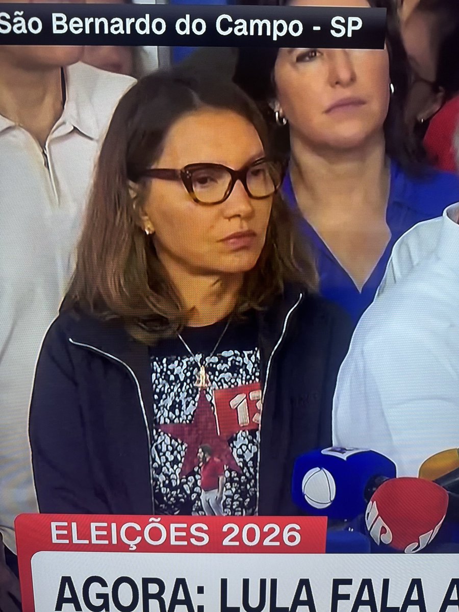 bralternativo_'s tweet photo. 🇧🇷👀 A expressão de Janja durante coletiva de Lula após votar em colégio eleitoral chama a atenção de internautas nas redes sociais. https://t.co/TZ3SDHRITr
