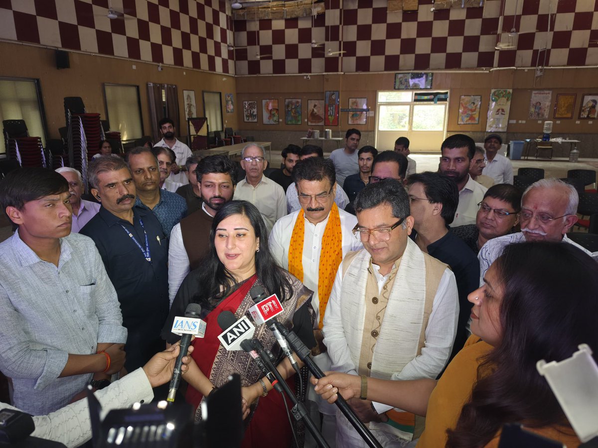 BansuriSwaraj's tweet photo. आज वेस्ट पटेल नगर स्थित राजकीय कन्या वरिष्ठ माध्यमिक विद्यालय संख्या-2 में आदरणीय प्रधानमंत्री श्री @narendramodi जी के लोकप्रिय रेडियो शो #MannKiBaat के 139वें एपिसोड के प्रसारण का श्रवण मान���ीय केंद्र राज्य मंत्री श्री @PmargheritaBJP जी एवं देवतुल्य कार्यकर्ताओं के साथ किया।इस दौरान भाजपा के ज़िला अध्यक्ष श्री वीरेंद्र बब्बर जी भी साथ उपस्थित रहे । 

प्रधानमंत्री जी ने इस कार्यक्रम की 12 वर्षों की यात्रा को याद करते हुए देश के कोने-कोने में निस्वार्थ भाव से राष्ट्रसेवा कर रहे लोगों के योगदान को सराहा। ई-संजीवनी के माध्यम से दूरदराज़ क्षेत्रों तक विशेषज्ञ स्वास्थ्य सेवाओं की पहुँच, आयुष्मान आरोग्य मंदिरों के जरिए गाँवों में नियमित स्वास्थ्य जाँच और तकनीक के जनकल्याणकारी उपयोग पर उनके विचार अत्यंत प्रेरणादायी रहे। साथ ही, त्योहारों पर स्थानीय कारीगरों के उत्पादों को प्राथमिकता देकर #VocalForLocal और आत्मनिर्भर भारत के संकल्प को सशक्त करने का आह्वान भी किया।

देशवासियों के परिश्रम, नवाचार और सेवा भावना को राष्ट्रीय संवाद का हिस्सा बनाता ‘मन की बात’ जनशक्ति की असाधारण क्षमत�� का उत्सव है।

@BJP4India @BJP4Delhi