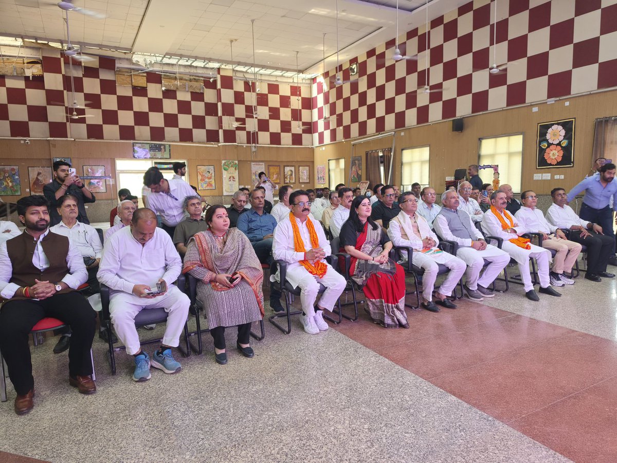 BansuriSwaraj's tweet photo. आज वेस्ट पटेल नगर स्थित राजकीय कन्या वरिष्ठ माध्यमिक विद्यालय संख्या-2 में आदरणीय प्रधानमंत्री श्री @narendramodi जी के लोकप्रिय रेडियो शो #MannKiBaat के 139वें एपिसोड के प्रसारण का श्रवण मान���ीय केंद्र राज्य मंत्री श्री @PmargheritaBJP जी एवं देवतुल्य कार्यकर्ताओं के साथ किया।इस दौरान भाजपा के ज़िला अध्यक्ष श्री वीरेंद्र बब्बर जी भी साथ उपस्थित रहे । 

प्रधानमंत्री जी ने इस कार्यक्रम की 12 वर्षों की यात्रा को याद करते हुए देश के कोने-कोने में निस्वार्थ भाव से राष्ट्रसेवा कर रहे लोगों के योगदान को सराहा। ई-संजीवनी के माध्यम से दूरदराज़ क्षेत्रों तक विशेषज्ञ स्वास्थ्य सेवाओं की पहुँच, आयुष्मान आरोग्य मंदिरों के जरिए गाँवों में नियमित स्वास्थ्य जाँच और तकनीक के जनकल्याणकारी उपयोग पर उनके विचार अत्यंत प्रेरणादायी रहे। साथ ही, त्योहारों पर स्थानीय कारीगरों के उत्पादों को प्राथमिकता देकर #VocalForLocal और आत्मनिर्भर भारत के संकल्प को सशक्त करने का आह्वान भी किया।

देशवासियों के परिश्रम, नवाचार और सेवा भावना को राष्ट्रीय संवाद का हिस्सा बनाता ‘मन की बात’ जनशक्ति की असाधारण क्षमत�� का उत्सव है।

@BJP4India @BJP4Delhi