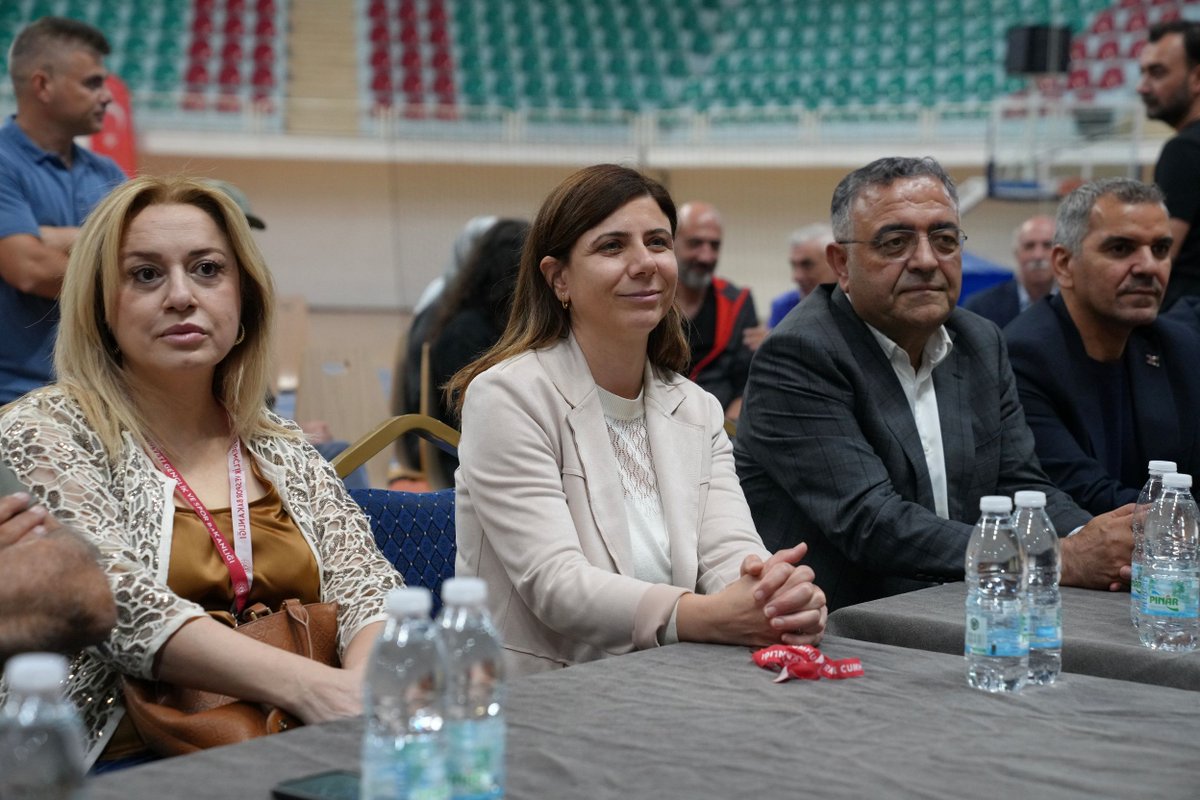 diyarbakirbld's tweet photo. 🏆 Eşbaşkanımız Bucak, Briç Festivali’nde Ödülleri Takdim Etti

📌 Eşbaşkanımız Serra Bucak, Türkiye Briç Federasyonu ile Diyarbakır Gençlik ve Spor İl Müdürlüğü iş birliğinde düzenlenen 2. Briç Festivali’nde dereceye giren kadın sporculara ödüllerini verdi. 23-25 Ekim tarihleri arasında Seyrantepe Spor Salonu’nda gerçekleştirilen ve Büyükşehir Belediyemizin teknik destek sunduğu festivale Bucak ve meclis üyelerimiz katıldı. Bucak, kadın sporcuları tebrik ederek kentte kadın sporcuların daha fazla desteklenmesi gerektiğini vurguladı. Ayrıca  Bucak'a Büyükşehir Belediyemiz adına plaket verildi.

🏆 Hemşaredara Ma Bucake Festîvala Brîçî De Xelatî Pêşkêş Kerdî

📌 Hemşaredara ma Serra Bucak Festîvala Brîçî ya 2. de xelatî dayî sporkaranê cinîyan ke derece girewte; festîvale hemkarîya Federasyonê Brîçî yê Tirkîya û Mudirîya Wîlayetî ya Ciwanîye û Sporî ya Amedî de ameye organîzekerdiş. Bucak û endamanê meclîsê ma festîvale de ca girewt ke 23-25ê teşrîna verêne de Salona Sporî ya Seyrantepe de ameye organîzekerdiş û Şaredarîya ma ya Şaristanê Girdî hetê teknîkî ra piştî daye ci. Bucake sporkarê cinî pîroz kerdî û bale ante ser o ke ganî şaristanî de sporkaranê cinîyan rê hîna zaf piştî bidîyo. Sewbîna bi nameyê Şaredarîya ma ya Şaristanê Girdî Bucake rê plaketêk ameye dayîş.

🏆 Hevşaredara Me Bucak Xelatên Bricê Dan

📌 Hevşaredara me Serra Bucak, di 2yemîn Festîvala Bricê de ku bi hevkariya Federasyona Bricê ya Tirkiyeyê û Rêveberiya Ciwan û Werzişê ya Bajarê Amedê hate lidarxistin, xelat dan werzişvanên jin ên ku di nava dereceyan de cih girtin. Festîvala ku di navbera 23-25ê Cotmehê de li Salona Werzişê ya Seyrantepeyê hate lidarxistin û Şaredariya Bajarê Mezin piştgiriya teknîkî dayê, Bucak û endamên meclisa me tevlê bûn. Bucak werzişvanên jin pîroz kir û bal kişand ser wê yekê ku divê li bajarê me zêdetir piştgiriya werzişvanên jin bê kirin. Her wiha li ser navê Şaredariya Bajarê Mezin plaketek dan Bucak.

#Diyarbakır #Amed