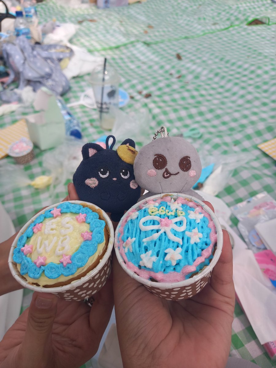 artnless's tweet photo. #EScapeWBesties happy happy haappyyy ;DDD https://t.co/TWkjoILr5z