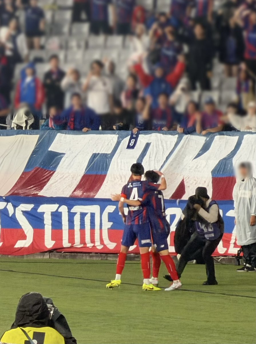 s____o017's tweet photo. 颯馬くんが決めた時、最終ラインから走ってきて一緒に喜ぶ隼翔くん。柏戦で悔しそうにしてた颯馬くんを迎えてる、そんな頼りがいあるやさしいところもすきだなあと( ¡ - ¡ ) https://t.co/7jyCBaiEj2
