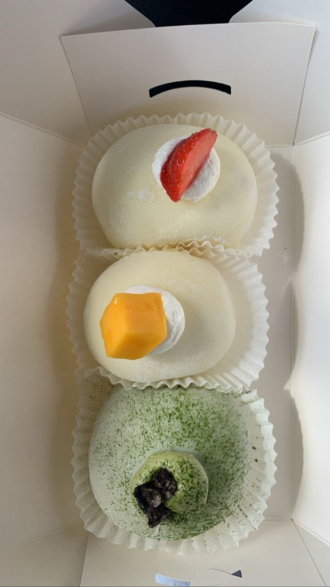 knaplotracing's tweet photo. Diantarkan ke alamat rumah.
—————————

Ada bonus mochi.. tadi dikasih penumpang.  Saya enggak suka manis, buat kamu aja Ca. https://t.co/sZm5P0K5g0