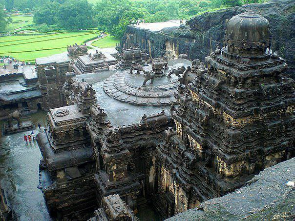 BismarckOt82951's tweet photo. #Tempel #Baurätsel #Hanf
🇮🇳Indien ist bekannt für viele Hinterlassenschaften der alten Welt, hier ein alter Tempel, der aus einem einzigen Stück Fels gehauen wurde.

Für den einzigartigen Kailasa-Höhlentempel mussten 400.000 Tonnen Stein verarbeitet und abgetragen werden. Der Bau dieses riesigen, in den Fels gehauenen Tempels hätte Generationen gedauert, aber tatsächlich dauerte der Bau laut Archäologen nur 18 Jahre.

Kailasa liegt im Bundesstaat Maharashtra im Dorf Ellora in der Nähe der Stadt Aurangabad in Indien. Der gesamte Tempel ist in ein Stück Fels gehauen. Kailasa ist fast hundert Meter hoch, 140 Meter lang und 130 Meter breit. Offiziell wurde der Tempel zwischen 756 und 773 erbaut.

Wenn jemand heute ein solches Bauwerk errichten wollte, bräuchte er viele schwere Abbaumaschinen, die in 200 Tagen Dauerarbeit nur eine grobe Bearbeitung des Gesteins leisten würden. Kleine Details erfordern Handarbeit; es ist schwer vorstellbar, wie viel Zeit dies in Anspruch nehmen wird. Kailasa ist bis heute einer der Orte, der von vielen Geheimnissen umgeben ist.

Indische Wissenschaftler haben den Ellora-Höhlentempel untersucht, um dem Geheimnis der einzigartigen Erhaltung der alten Fresken auf die Spur zu kommen. Der Forscher stellte fest, dass der Tempel Nr. 12 besser erhalten war als die anderen. Eine Analyse des Putzes ergab ein unerwartetes Ergebnis: In der Mischung, mit der die Wände verziert waren, wurde Hanf gefunden.

Der alte Gips wurde mit allen verfügbaren Mitteln untersucht: Die alten indischen Gipser hatten der Mischung aus Ton und Kalk 10 % Fasern von Hanfstängeln zugesetzt, die dem Gips fast übernatürliche Eigenschaften verliehen. Diese Mischung schützte die Wandmalereien des Tin-Tal-Tempels 1.500 Jahre lang vor Zerstörung und Insektenbefall. 

Das magische Kraut speichert Wärme, reguliert die Luftfeuchtigkeit, ist ungiftig, feuerfest und hat schalldämmende Eigenschaften. All diese Eigenschaften von Hanf sind seit dem 6. Jahrhundert bekannt.

Paradoxerweise wurde die Technologie als ebenso innovativ bezeichnet wie das Baumaterial selbst. "Der peinliche Moment", in dem sich herausstellt, dass das Wissen der antiken Baumeister dem modernen Know-how um eineinhalb Jahrtausende voraus war.

Dank an https://t.co/v5SltVtFQU