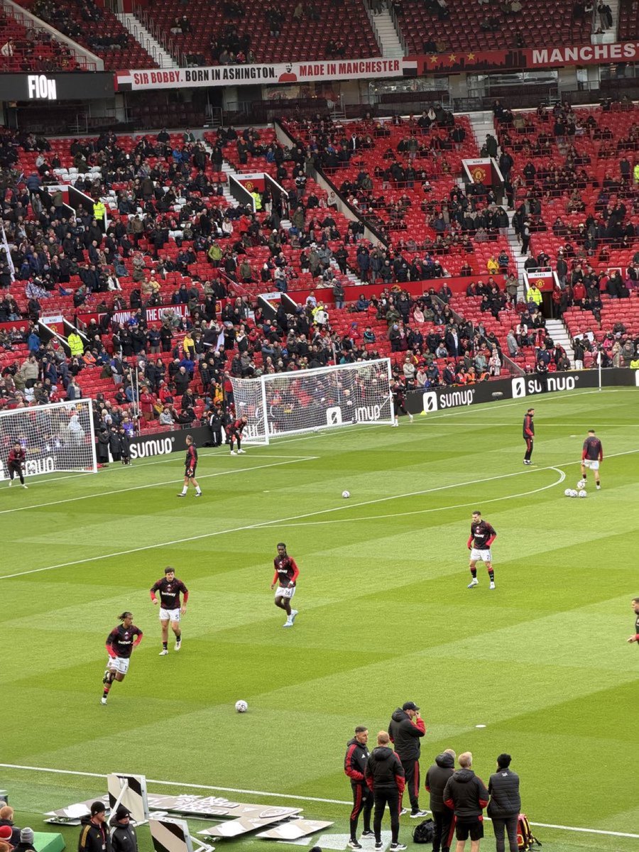 UtdForever7's tweet photo. 🚨📸 From the warm-ups, it looks like Manchester United will line up with:

• Yoro at RB
• Maguire and Heaven at CB
• Dalot at LB

An interesting back four from Michael Carrick!

#MUFC [@DanyalHKhan] https://t.co/9ihucMtnBy