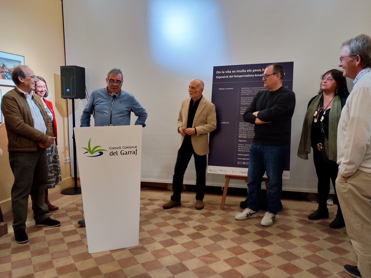 CCGarraf's tweet photo. 📸 Aquest migdia hem presentat l'exposició "On la vila es mulla els peus, Baixamar" d'Amadeu Torné, fruit de la beca de fotoperiodisme dels Premis Garraf.
30 imatges que capturen l'ànima del barri marítim de Vilanova i la Geltrú. 🌊 
https://t.co/uJfeWbSOYe https://t.co/9YZt6L7b45