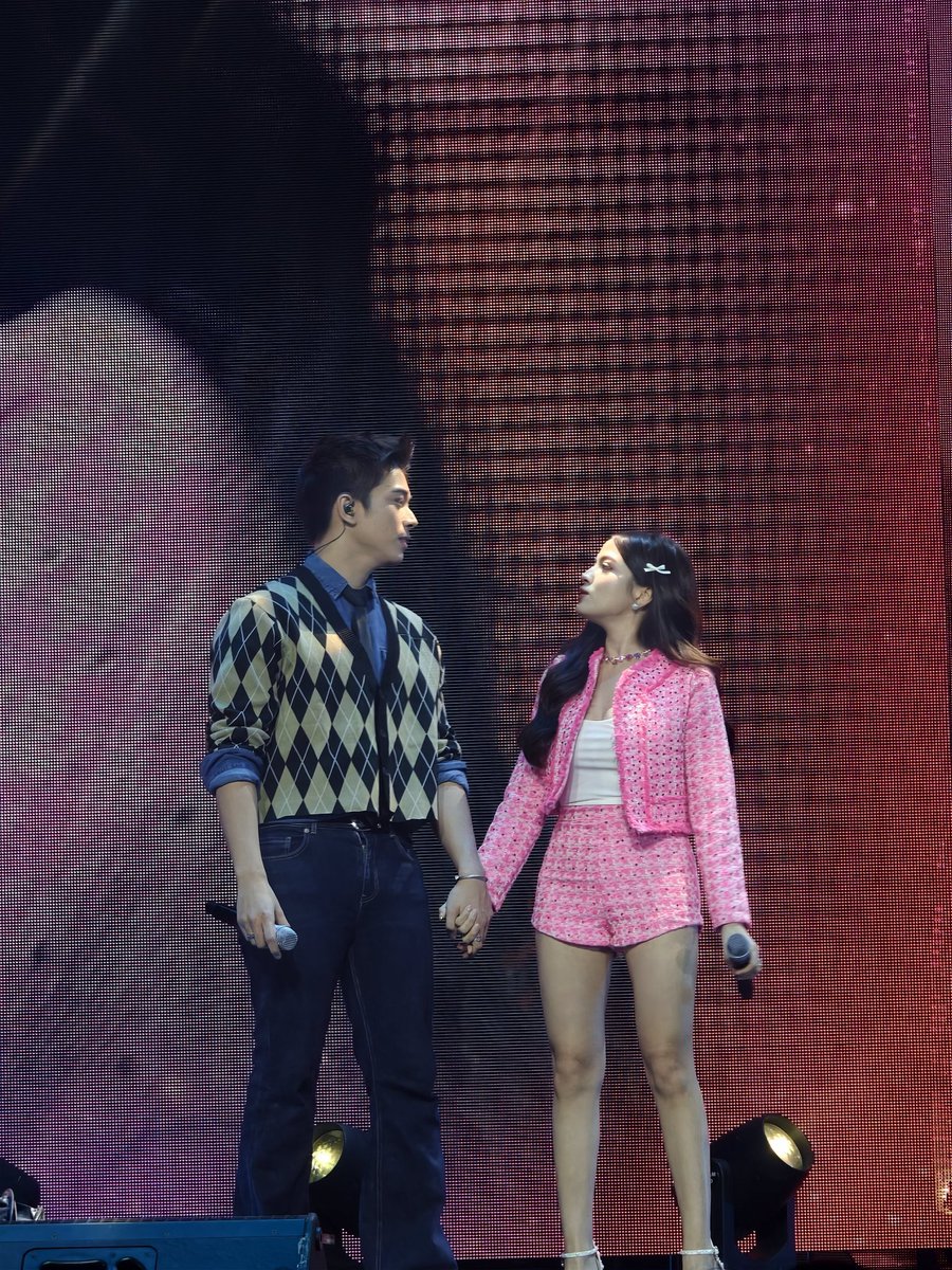 ginaysky's tweet photo. Yung dalawang mag partner dyan may sariling mundo sa gidli hahaha

#GeLex https://t.co/Fmjq1e60ia