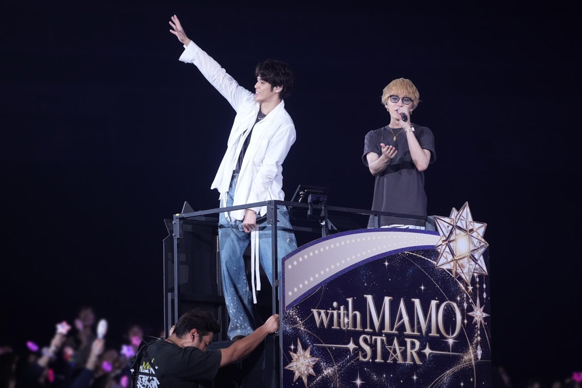 edgelinetokyo's tweet photo. 神山智洋 宮野真守『with MAMO～STAR～』ゲスト！「アケチコ！」通じて「家族」で『Kiss×Kiss』披露 https://t.co/YQdK7BunzU

公式レポートの神山出演部分抜粋・写真2枚
宮野「山から神が降臨した！」
神山「全部拾ってやると思っていた（笑）」
#宮野真守のwithRADIO https://t.co/83U0SYCGve