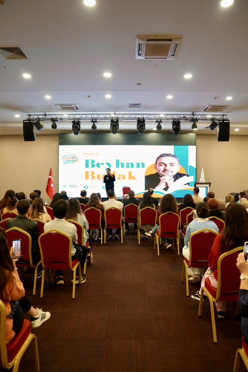 samsun_kitap's tweet photo. Beyhan Budak, Samsun Kitap Fuarı’nda kitapseverlerle buluştu.📚

#SamsunKitapFuarı https://t.co/MA1FAAwnrh