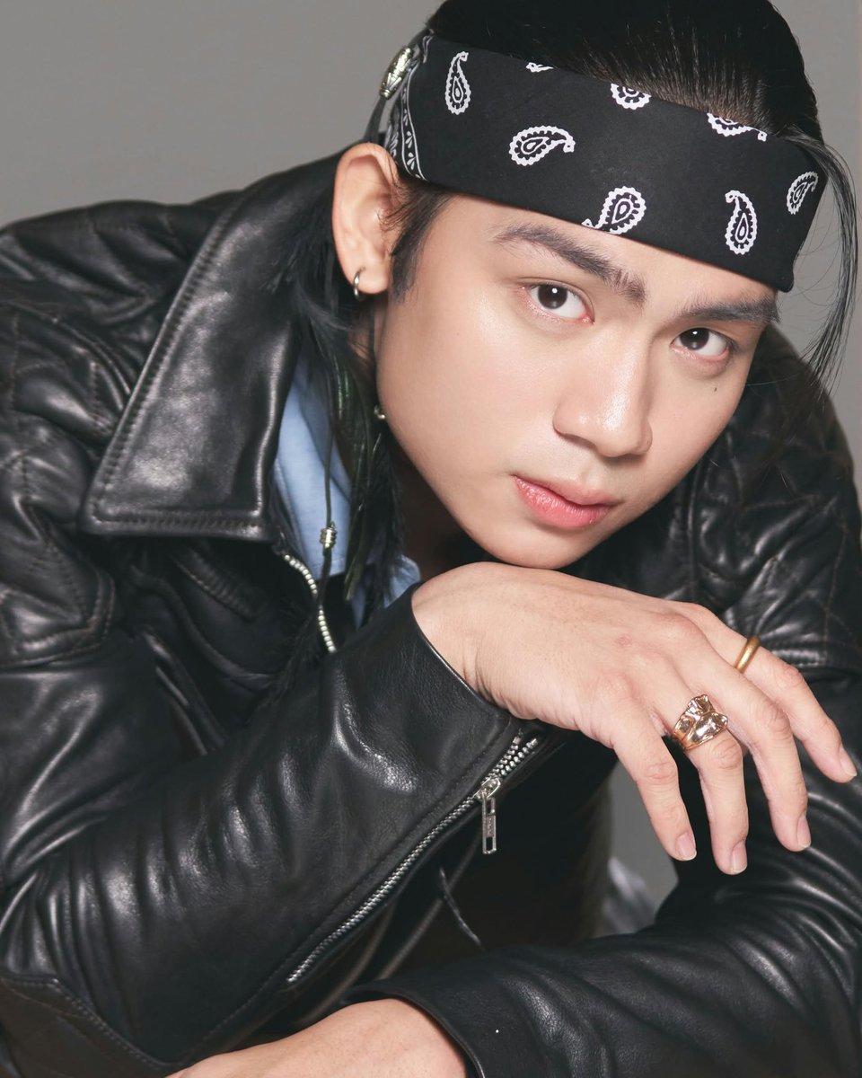 jeonation_ofc's tweet photo. LOOK WHO’S IN FRAME, MGA KAMAG-ANAKS! 👀

MGA KAMAG-ANAKS, ANO NA NAMAN ’TO?! Jeo Ong serving face card after face card in his official portrait for PBB Collab 3.0! WALANG TAPON, LAHAT PANG-ARCHIVE! 📸

Jeo Ong, the visual that you are! ❤️

📷 Filtra Shots

#JeoOng #JeoNation https://t.co/AsSfDDoOns