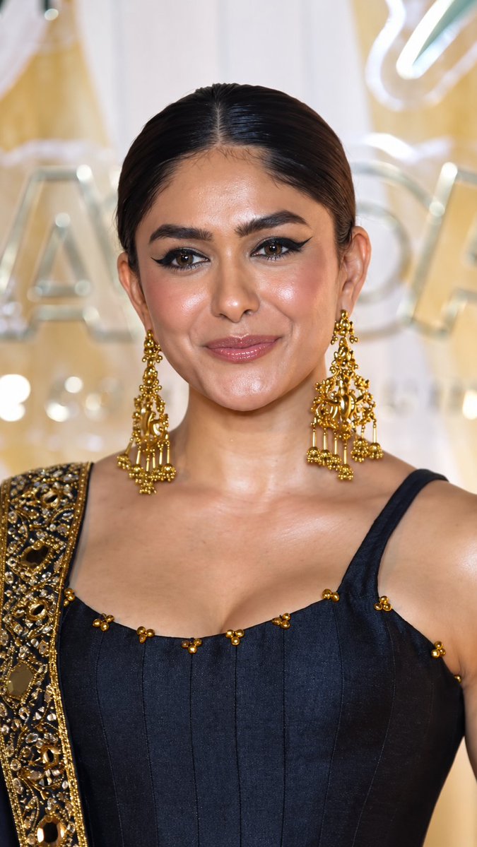 time78016's tweet photo. #MrunalThakur #MrunalHot #Actresshot #actress 
Mrunal Hot and Elegance same time 🥵💖 https://t.co/7Etnj9kNct