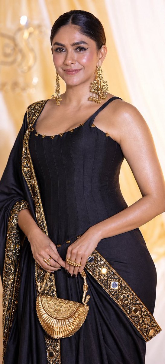 time78016's tweet photo. #MrunalThakur #MrunalHot #Actresshot #actress 
Mrunal Hot and Elegance same time 🥵💖 https://t.co/7Etnj9kNct