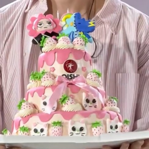 softforg4's tweet photo. nani's birthday cake having both smyleneona is so cute 🥹 (the lil oishi nekos look like noah too 😭) 

OISHI 10 BAHT SKYNANI
#OishiFinFestxSkyNani https://t.co/YeS6jLlkYj