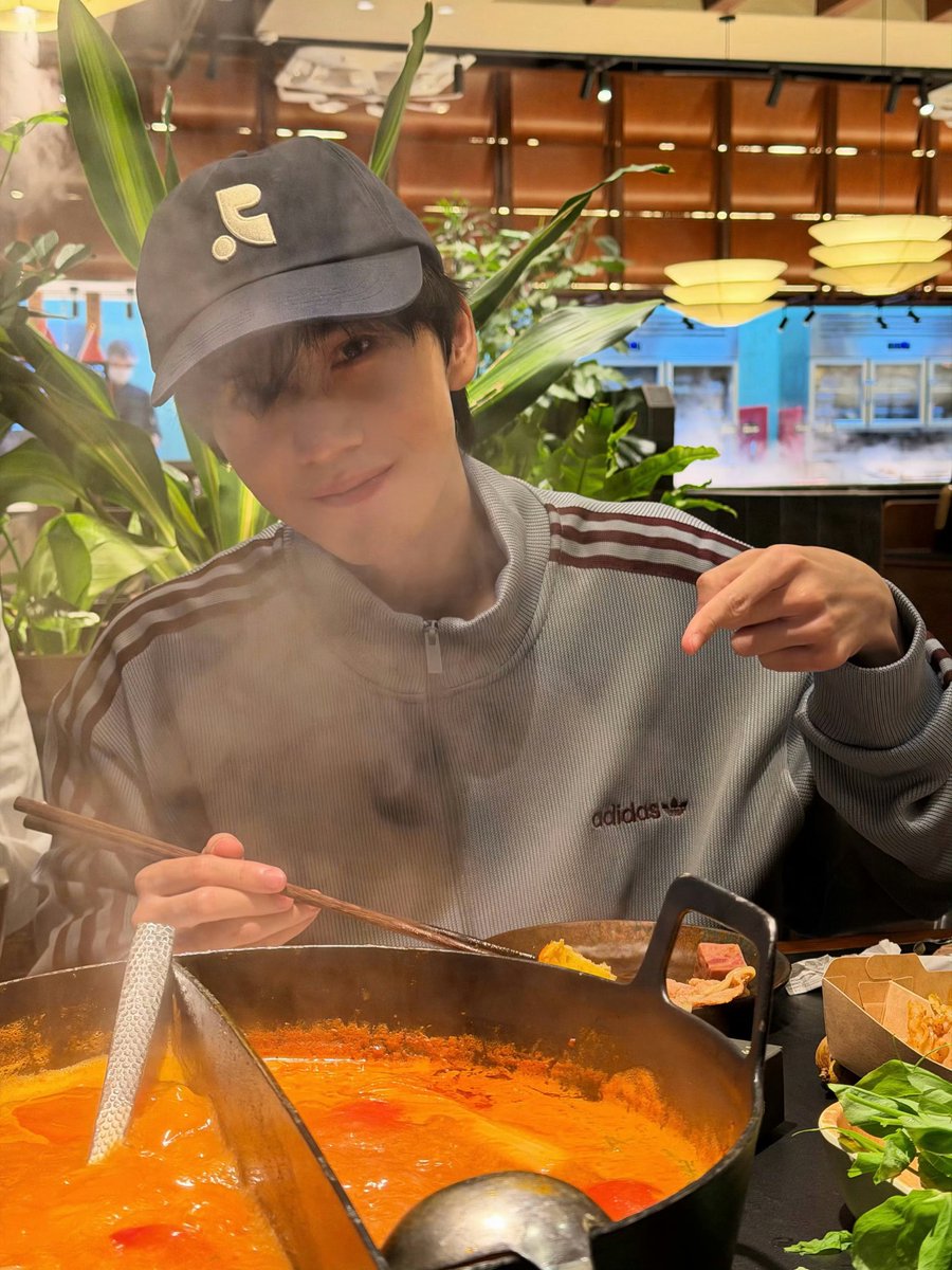 324_why's tweet photo. 火鍋がトマト味で数口しか食べてない弘毅🍅💭

トマト苦手なのに頑張って美味しそうに食べてるフリしたって言ってて��わいい( ；ᵕ； )💗 https://t.co/gKzlHvHupg