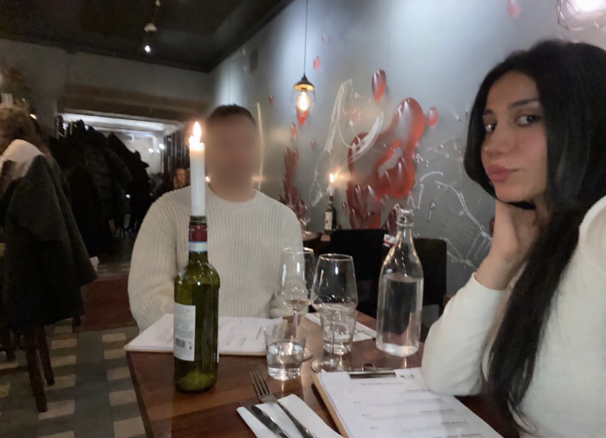 jessyfries's tweet photo. splitting the bill is a major turn off for me

when i moved to finland i noticed most people do it, sometimes even married couples

i could never be with a man who asks me to split the bill

should he pay or is splitting fine? https://t.co/xhDawhIJsy