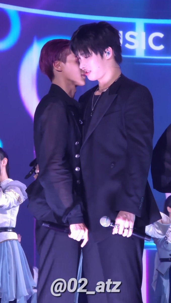 JWYcomfort's tweet photo. MINGI TAKING WOOYOUNG BY HIS WAIST HELLLOOO !???!!????!! IM NOT OKEY !??!! https://t.co/yqwadOwHb6