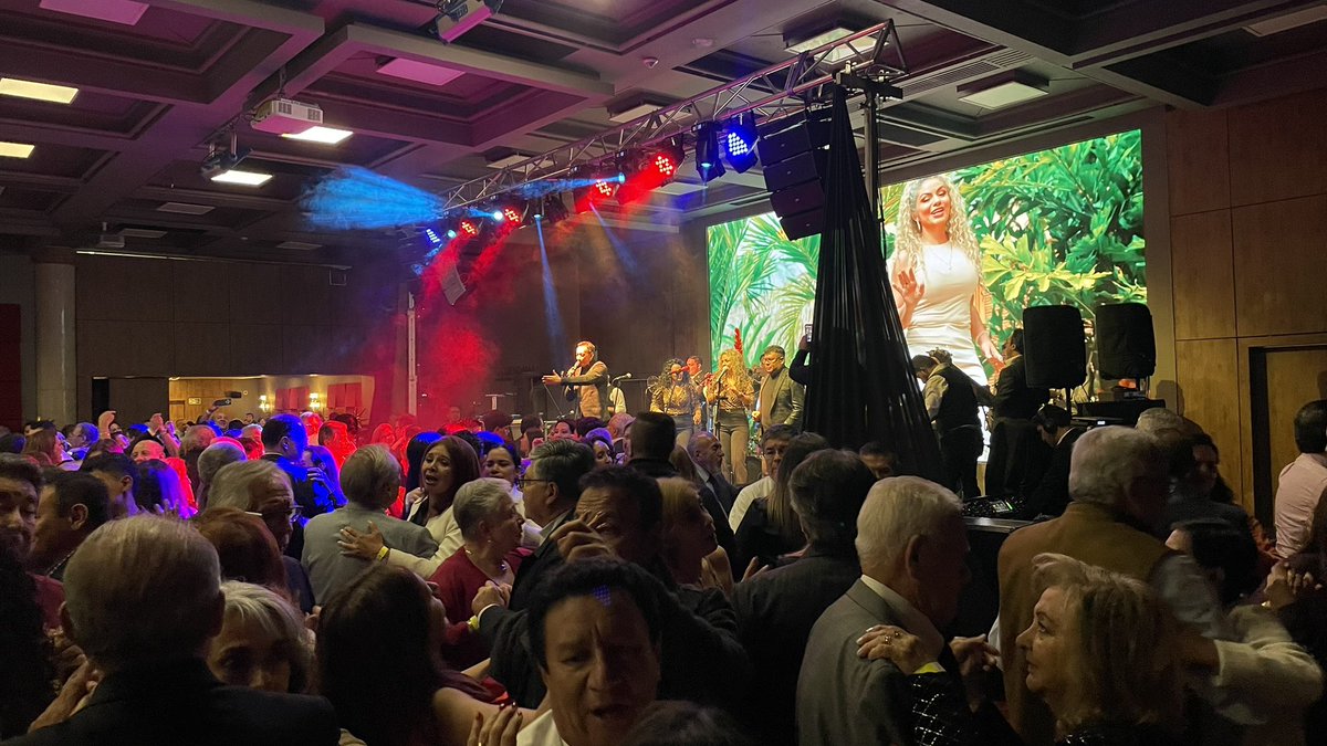 lasextrellas's tweet photo. Que espectacular noche en el hotel Tequendama de Bogotá . Que gran público ayer ❤️❤️💃🕺🏾 24 de octubre/26 #show https://t.co/4c3TE7CD76