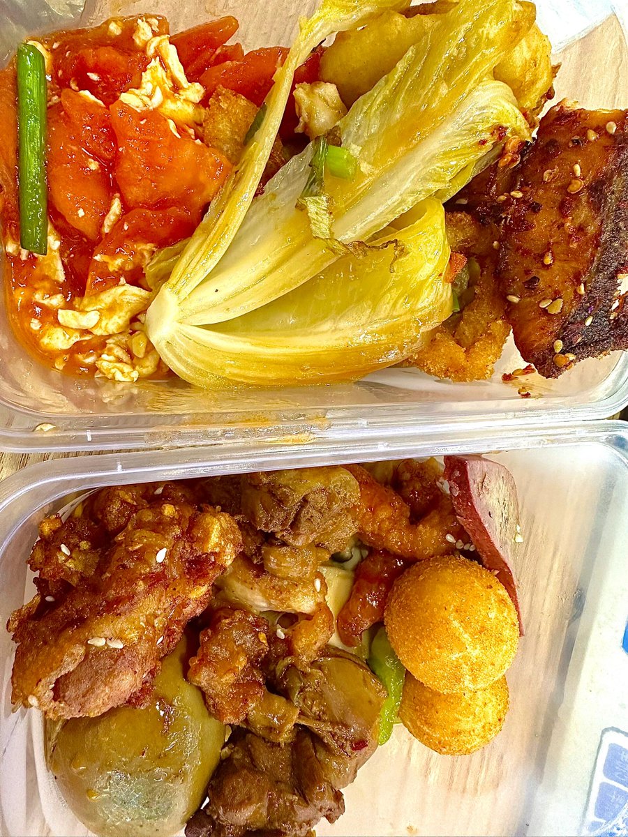 shota09628654's tweet photo. [毎朝の忙しい時間、食堂の窓口で炒め料理をお皿に盛る係、注文メニューを確認する職員、レジで会計をする係、食堂の入口で荷物チェックをする係、みんなが揃って安心な食事を提供する] https://t.co/IJo2L9q2mV