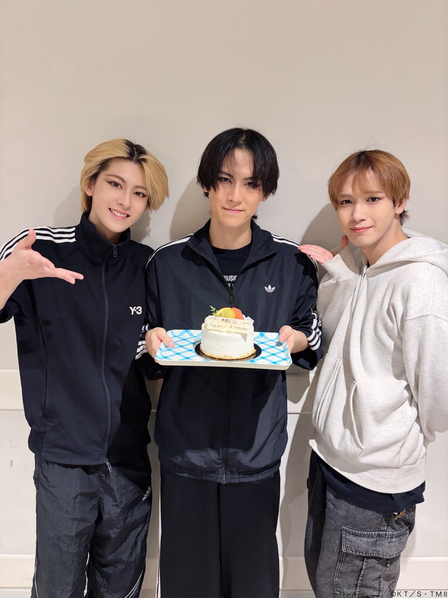 TennimuNews's tweet photo. 【 #新テニミュ 】23・24公演目🎾②
そして本日10/25はテニミュボーイズ 石川蓮恩くんのお誕生日です🎂✨楽屋でお祝いしました🙌おめでとうございます！
おまけで、劇場さんからいただいたネックピロー争奪ジャンケン大会を行った際の写真も📸ＳｋｙシアターＭＢＳさんは、新テニミュではThe Fourth Stageから3作品でお世話になりました！ありがとうございました。
次回は10/30より岐阜公演がスタート！劇場でお待ちしております。