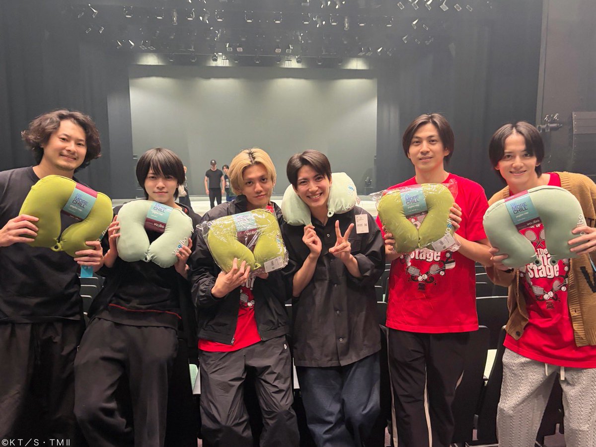 TennimuNews's tweet photo. 【 #新テニミュ 】23・24公演目🎾②
そして本日10/25はテニミュボーイズ 石川蓮恩くんのお誕生日です🎂✨楽屋でお祝いしました🙌おめでとうございます！
おまけで、劇場さんからいただいたネックピロー争奪ジャンケン大会を行った際の写真も📸ＳｋｙシアターＭＢＳさんは、新テニミュではThe Fourth Stageから3作品でお世話になりました！ありがとうございました。
次回は10/30より岐阜公演がスタート！劇場でお待ちしております。