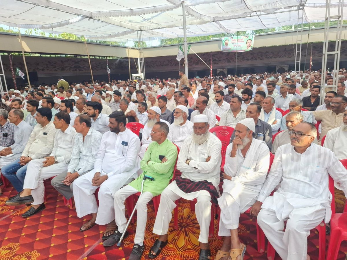 SupriyaPalRLD's tweet photo. आज अवि फार्म, बघरा में आयोजित चरथावल विधानसभा कार्यकर्ता सम्मेलन में सहभागिता कर उपस्थित जनसमूह को संबोधित किया।

इस अवसर पर @RLDparty के राष्ट्रीय संगठन महासचिव आदरणीय श्री त्रिलोक त्यागी जी की गरिमामयी उपस्थिति रही। सम्मेलन में उमड़ा विशाल जनसैलाब राष्ट्रीय लोकदल के प्रति उनके अटूट विश्वास, उत्साह और संगठन की बढ़ती मजबूती का प्रतीक है।

आज माननीय राष्ट्रीय अध्यक्ष आदरणीय श्री @jayantrld जी के दूरदर्शी नेतृत्व, किसान-कामगारों के हितों के प्रति प्रतिबद्धता तथा युवाओं के उज्ज्वल भविष्य के संकल्प से प्रेरित होकर राष्ट्रीय लोकदल परिवार निरंतर जनसेवा और सामाजिक न्याय के मार्ग पर अग्रसर है।
#Charthawal #SupriyaPal #RLD