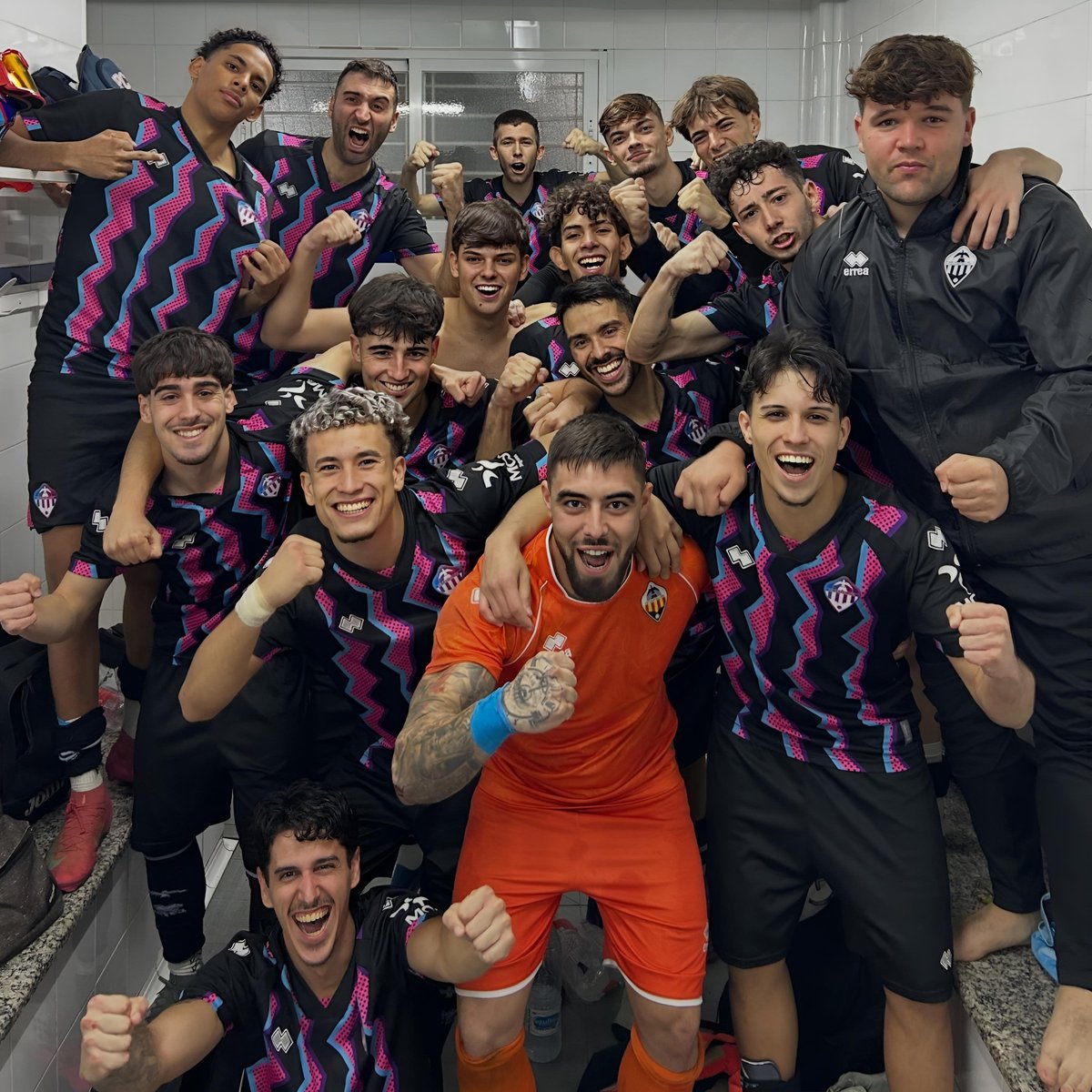 PP_Orellut's tweet photo. ¡PLENO DE VICTORIAAAS!

El CD Castellón B acaba de remontar (2-1) ante el CF La Nucía.

El Femenino ha goleado (0-8) al CFF Marítim.

El Juvenil A también goleó (0-3) al Patacona CF.

Y nueva victoria del CD Castellón C (2-1) ante el CD La Magdalena.

Falta el primer equipo. 🔜🏟 https://t.co/oVXAkPyBuV