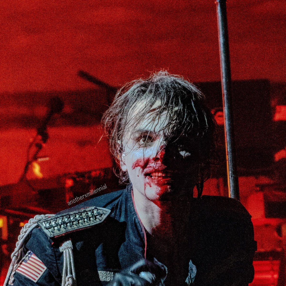 SOTSPodcast's tweet photo. Gerard Way (My Chemical Romance) is maniacal in performance photo.

📷 Anotherxmillennial on IG https://t.co/o4LnJT6F74