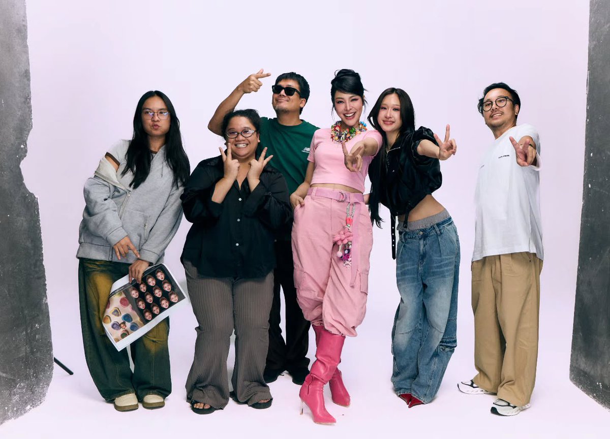 aestinybr's tweet photo. Já viram essas fotos lindas de FayeAtom com a equipe que cuidou da produção das fotos e vídeos do aníversário delas?

🥹🤏🏻

🔗 https://t.co/3kxsAVXRgy

#AtomPariya
#FayeAtom https://t.co/vWl8nX9Hdf
