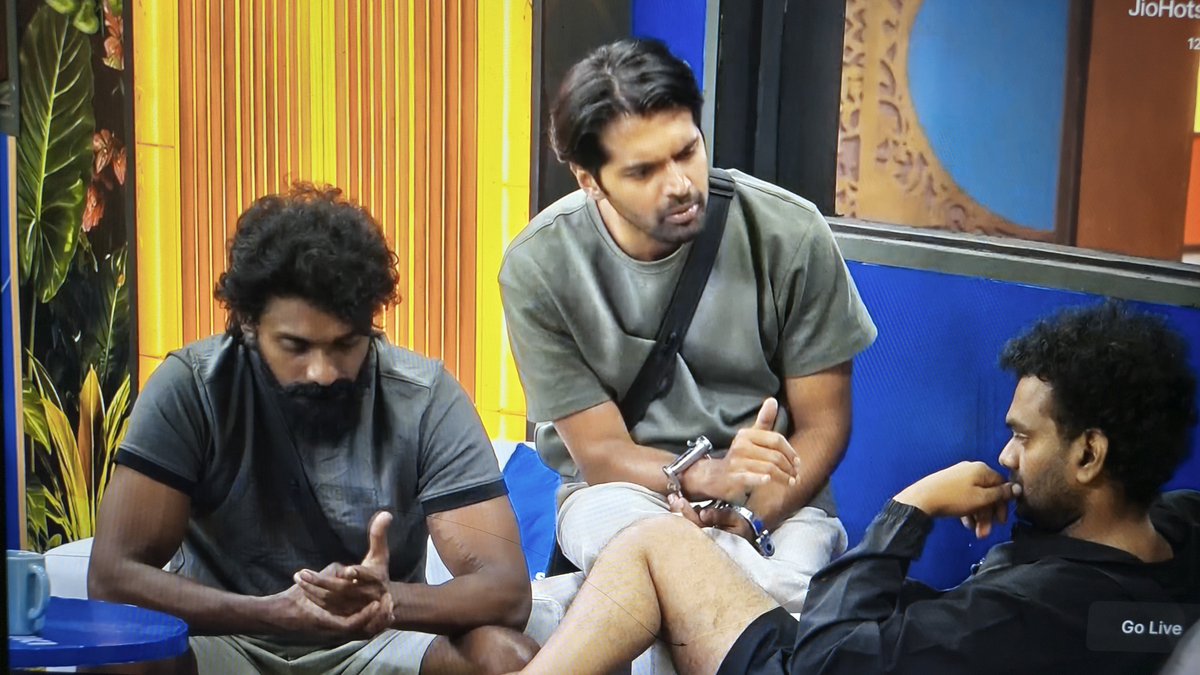 Yamini1236's tweet photo. STOP CORNERING ROHIT BB10 😡
Wowwwww 🤯🤯what a punishment 
Mind block ayyindi trigun punishment chusi 🤣🤣🤭.
Oka ammayi character ni neechanga matladte idi BB iche punishment 👎daniki react ayna rohit ki season anta captaincy contender removed 🙏🙏
@StarMaa #BiggBoss10Telugu https://t.co/1y8yXg0BRX