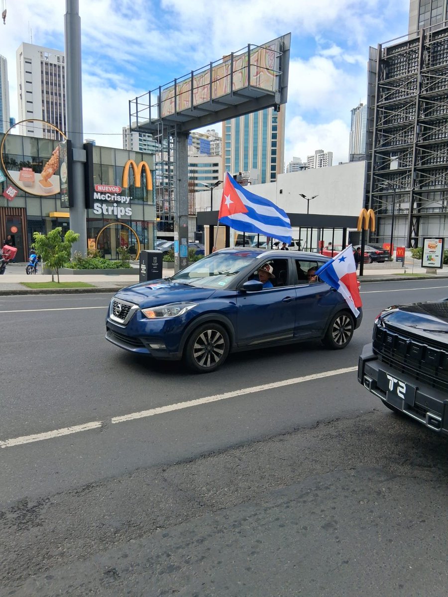 cubavsbloqueo's tweet photo. 🇵🇦 Desde Panamá amigos de Cuba realizaron una Caravana contra el Bloqueo y un acto de solidaridad en apoyo al pueblo cubano.

#CubaNoEsUnaAmenaza, el bloqueo sí https://t.co/6JziLXGvXj