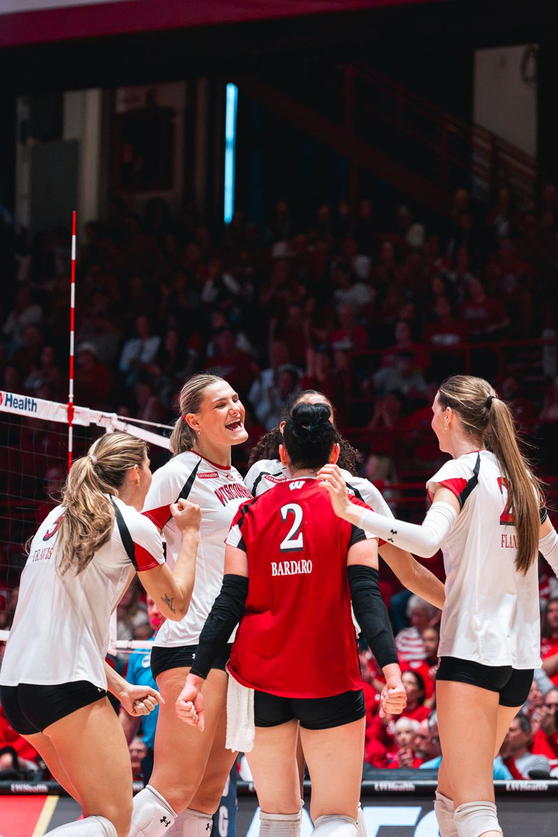 BadgerVB's tweet photo. A quick 5-0 burst heading late into the third!

Wisconsin 23, Michigan 17

#OnWisconsin https://t.co/E8s6tr6H4x