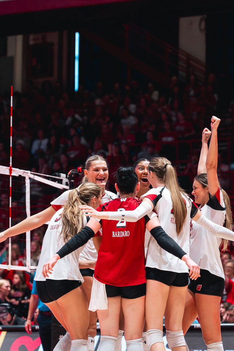 BadgerVB's tweet photo. A quick 5-0 burst heading late into the third!

Wisconsin 23, Michigan 17

#OnWisconsin https://t.co/E8s6tr6H4x