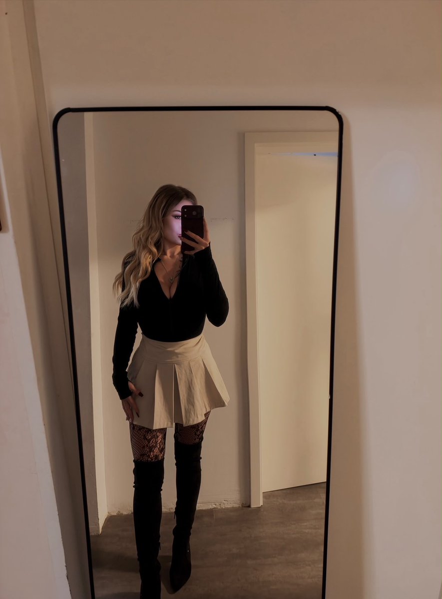 LeaBlakexoxo's tweet photo. your fav distraction is back🤗 https://t.co/UZV5glYOCG