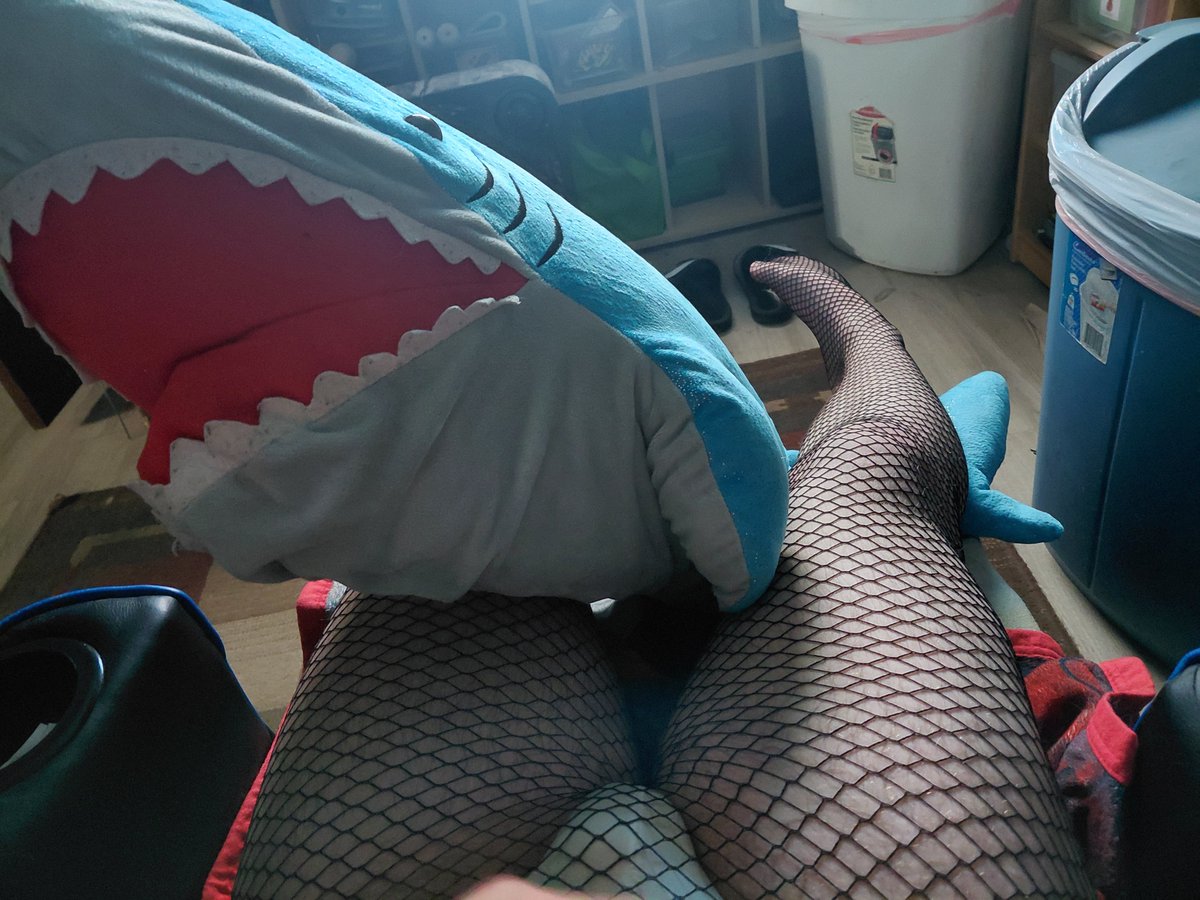 Splatoon_RPer's tweet photo. #Femboy with big thighs, fishnets, and a massive shark plushie :3♡ https://t.co/UKXurq7XWF