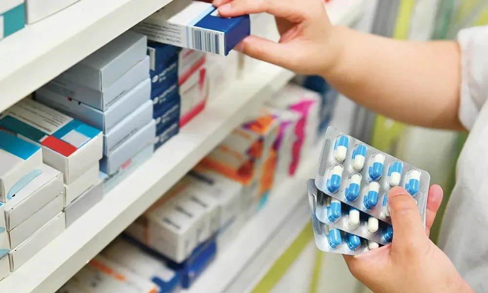 makemorocco's tweet photo. 🚨🇲🇦 BAISSE IMPORTANTE DU PRIX DE PLUSIEURS MÉDICAMENTS !

💊 Alecensa : 44 479 → 32 863 DH

📉 Soit 11 616 DH de moins !

💊 Avastin : 9 510 → 8 314 DH

Ces baisses concernent notamment des traitements anticancéreux.

🇲🇦 Une mesure importante pour les patients. https://t.co/ceSVNGusY0