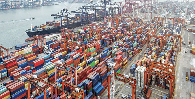 makemorocco's tweet photo. 🚨🇲🇦 POURQUOI IMPORTER AU MAROC COÛTE-T-IL PLUS CHER ?

Selon les tarifs MSC d'octobre :

📦 Asie → Casablanca : 5 500 $

📦 Asie → Méditerranée occidentale : 4 500 $

Soit 1 000 $ d'écart pour un conteneur de 40 pieds !

🇲🇦 Un enjeu pour la compétitivité. https://t.co/qjsaeFHK70